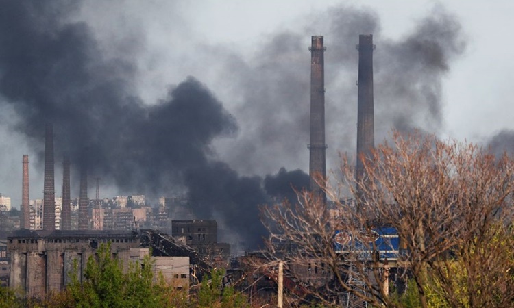 Khói đen bốc lên tại nhà máy thép Azovstal, thành phố Mariupol, phía nam Ukraine, ngày 2/5. Ảnh: Reuters.