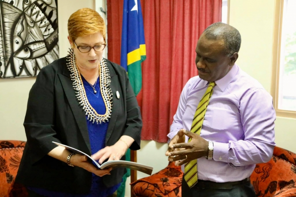 Ngoại trưởng Australia Marise Payne (trái) gặp Ngoại trưởng Quần đảo Solomon Jeremiah Manele vào năm 2019. Nguồn: FB Marise Payne.