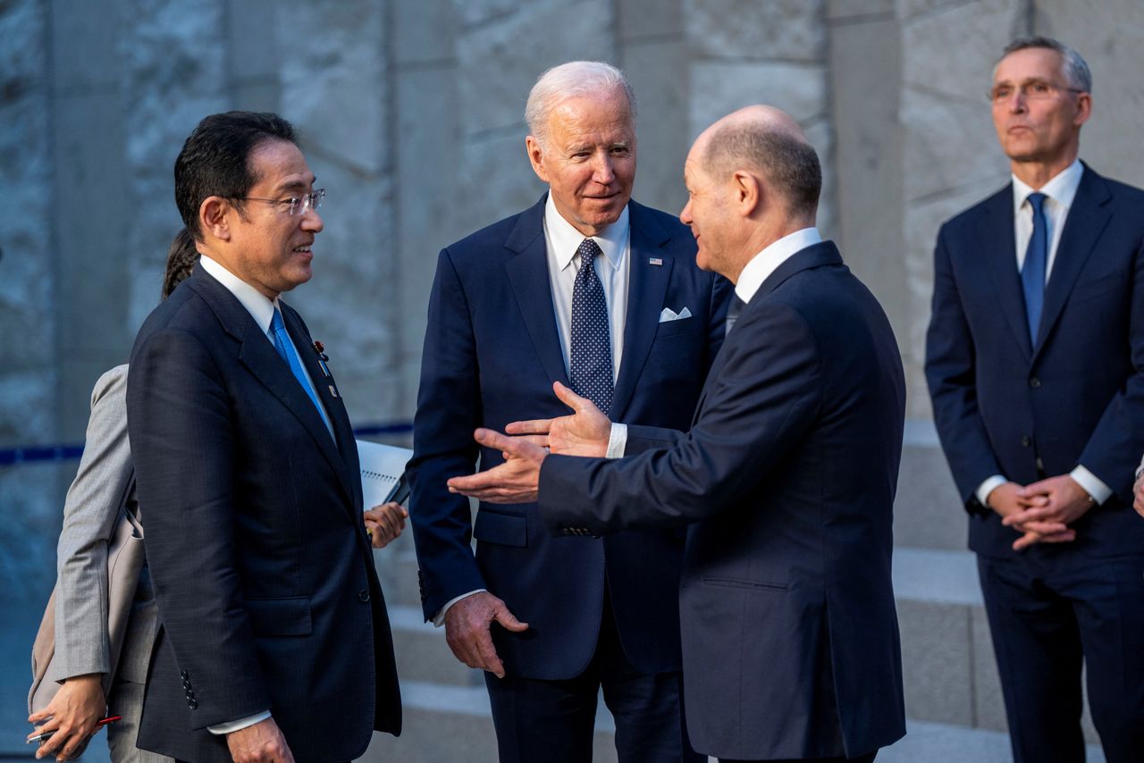 Tổng thống Mỹ Joe Biden (giữa) trò chuyện với Thủ tướng Đức Olaf Scholz (phải) và Thủ tướng Nhật Bản Fumio Kishida (trái) tại Trụ sở NATO ở Brussels, Bỉ, ngày 24/3. Ảnh: AP.