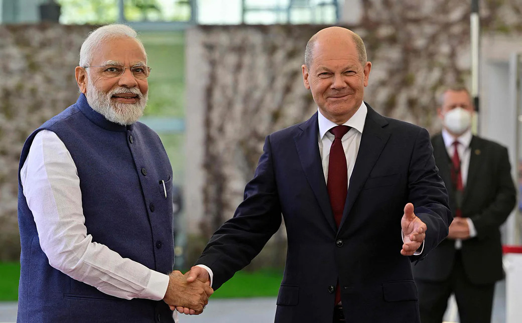 Thủ tướng Đức Olaf Scholz (phải) bắt tay Thủ tướng Ấn Độ Narendra Modi tại Berlin, Đức, ngày 2/5. Ảnh: AFP.