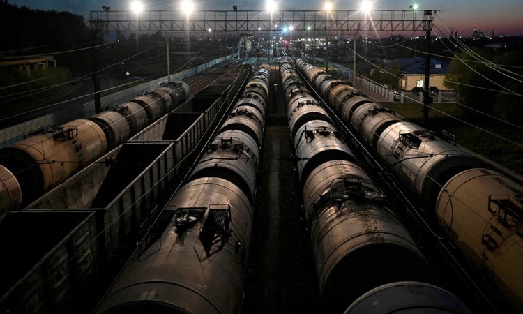 Các toa tàu chở dầu ở thành phố Omsk, phía tây nam, Nga, hồi tháng 5/2020. Ảnh: Reuters.