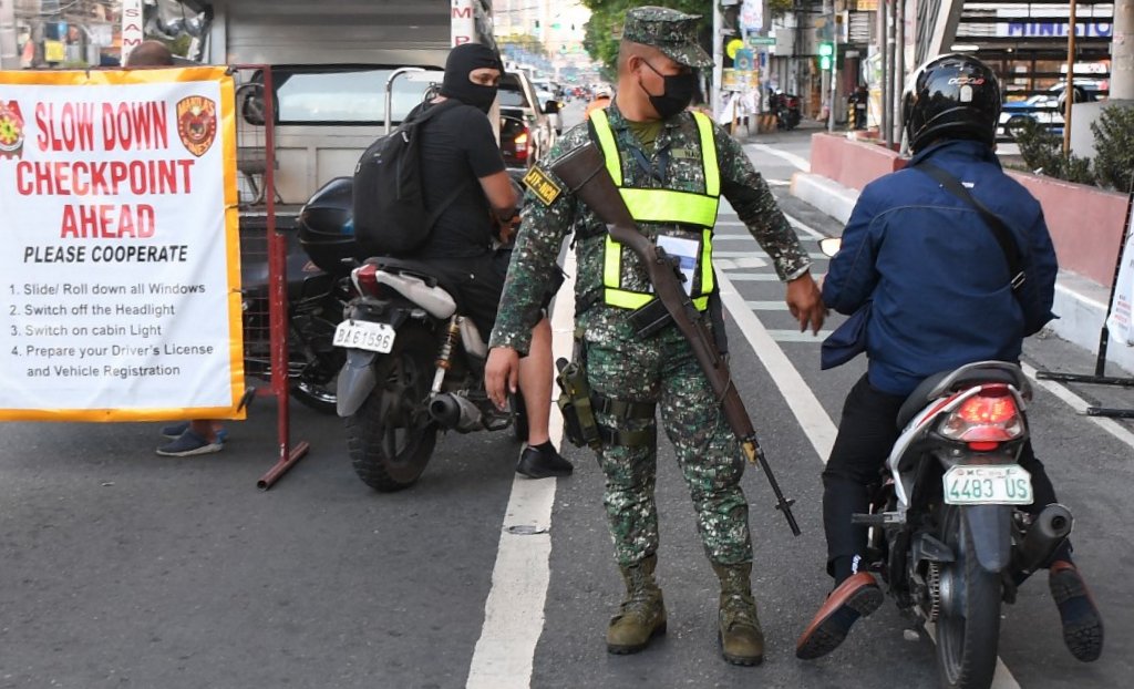 Binh sĩ tại một chốt kiểm soát ở thủ đô Manila của Philippines hôm 8/5. Ảnh: AFP.