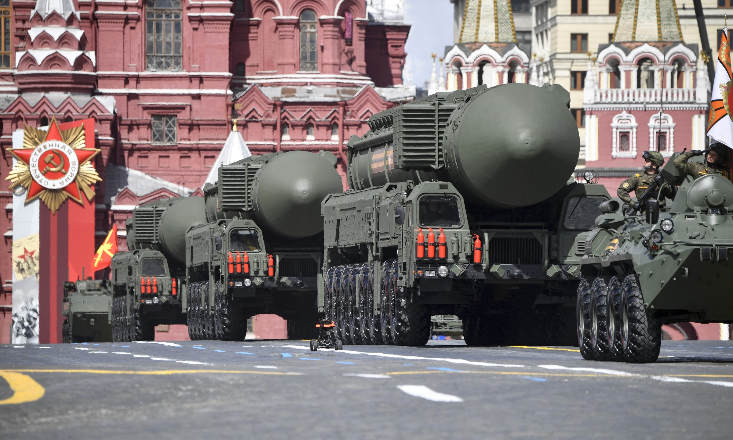 Tổ hợp tên lửa RS-24 Yars di chuyển qua lễ đài trong cuộc duyệt binh hôm nay. Ảnh: AFP.