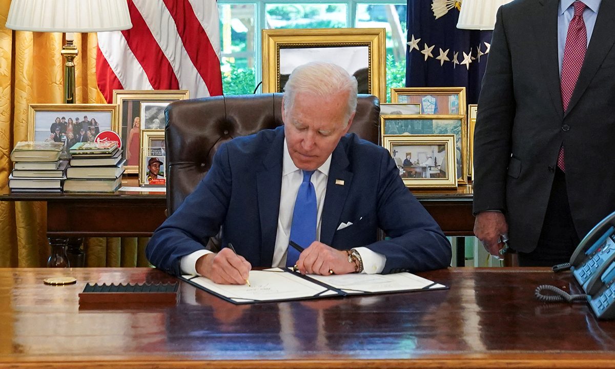 Tổng thống Mỹ Joe Biden ký thông qua đạo luật tăng tốc viện trợ vũ khí cho Ukraine tại Nhà Trắng ngày 9/5. Ảnh: Reuters.