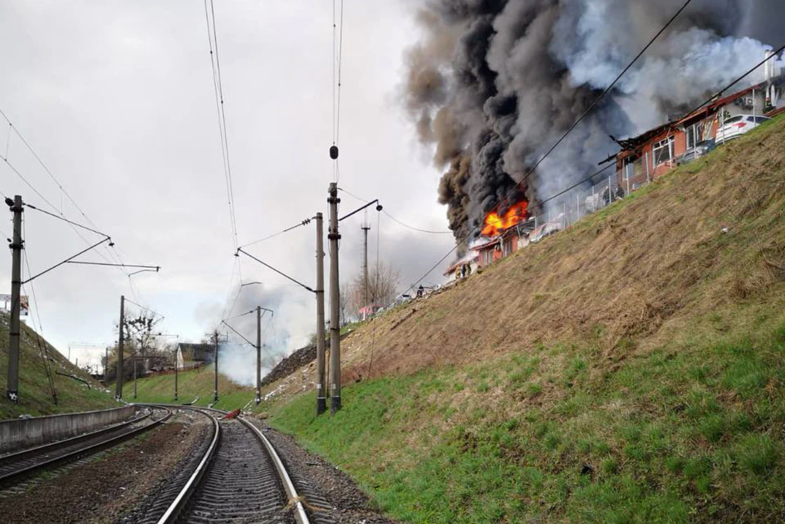 Thiệt hại do pháo kích gần ga xe lửa tại thành phố Lviv, miền tây Ukraine, ngày 18/4. Ảnh: Twitter/Lesia Vasylenko.