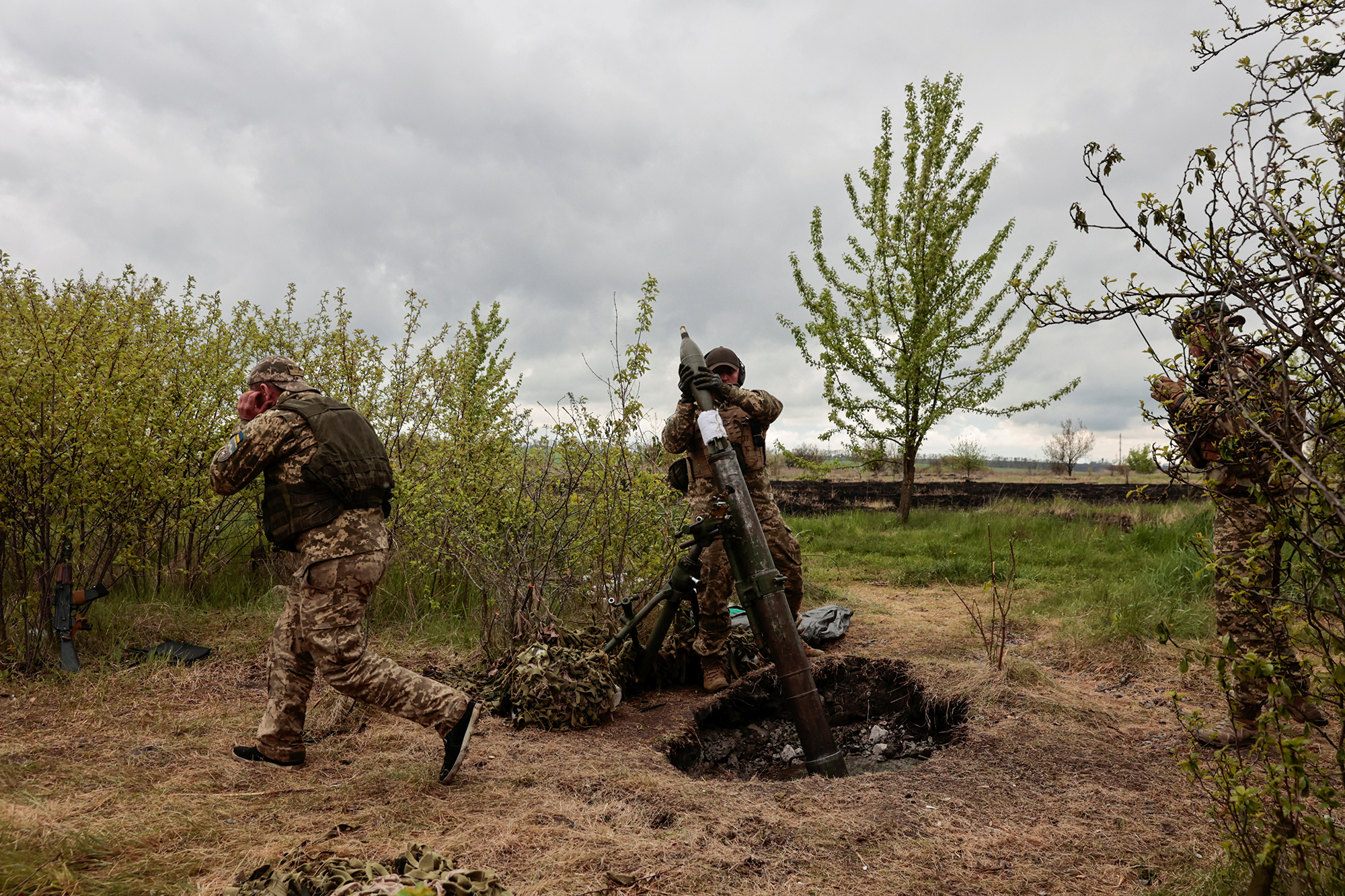 Các binh sĩ Ukraine tại Kharkov hôm 9/5. Ảnh: Reuters.