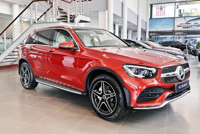 Đặt cọc trước khi tăng giá, khách mua Mercedes-Benz GLC vẫn phải chịu giá mới và bia kèm lạc - Ảnh 1.