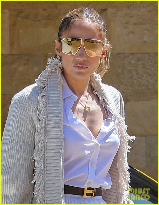 Jennifer Lopez diện đầm gợi cảm đi ăn trưa cùng các con ở California - Ảnh 2.