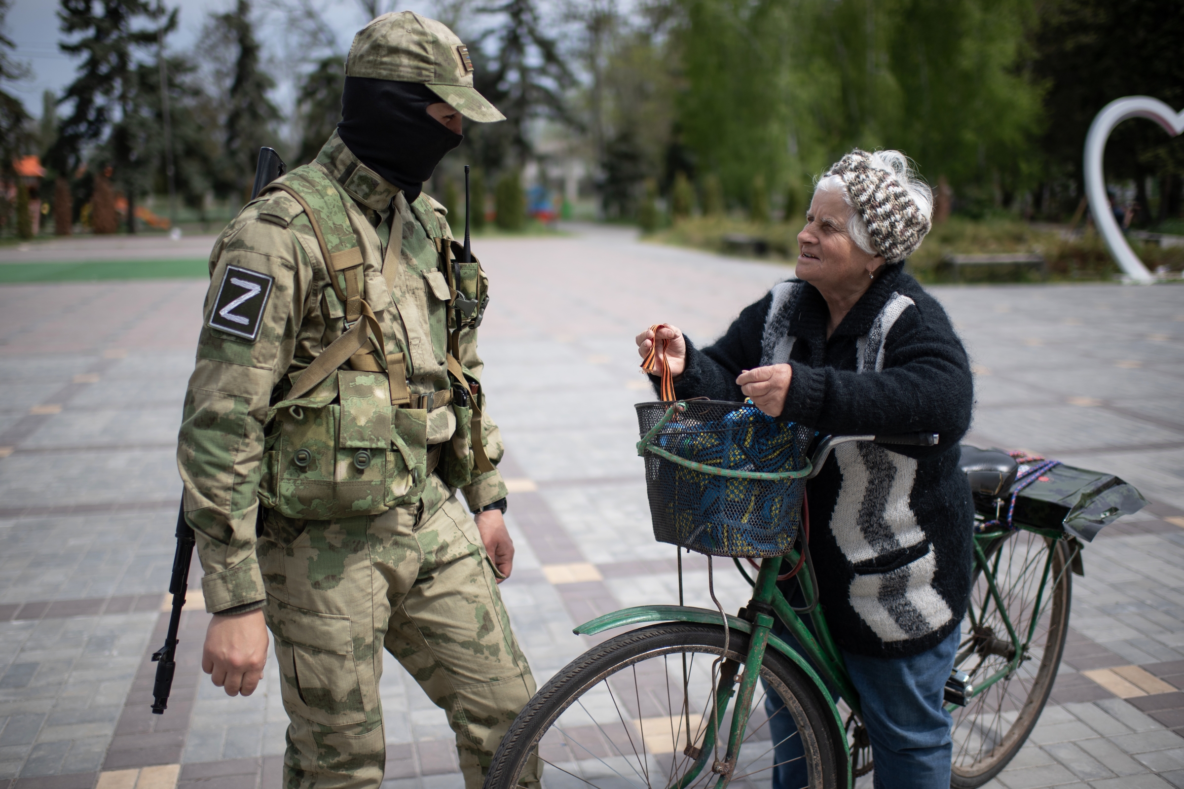 Quân nhân Nga và cư dân ở Kherson, miền nam Ukraine, hôm 4/5. Ảnh: AFP.