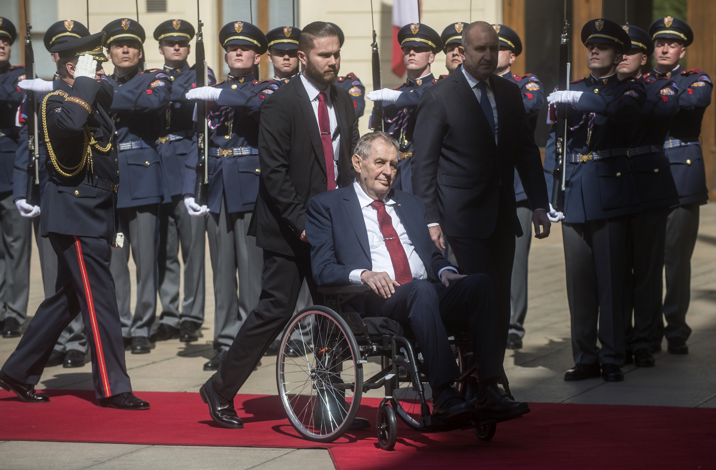 Tổng thống Czech Milos Zeman (ngồi xe lăn) tại Praha hôm 10/5. Ảnh: AFP.