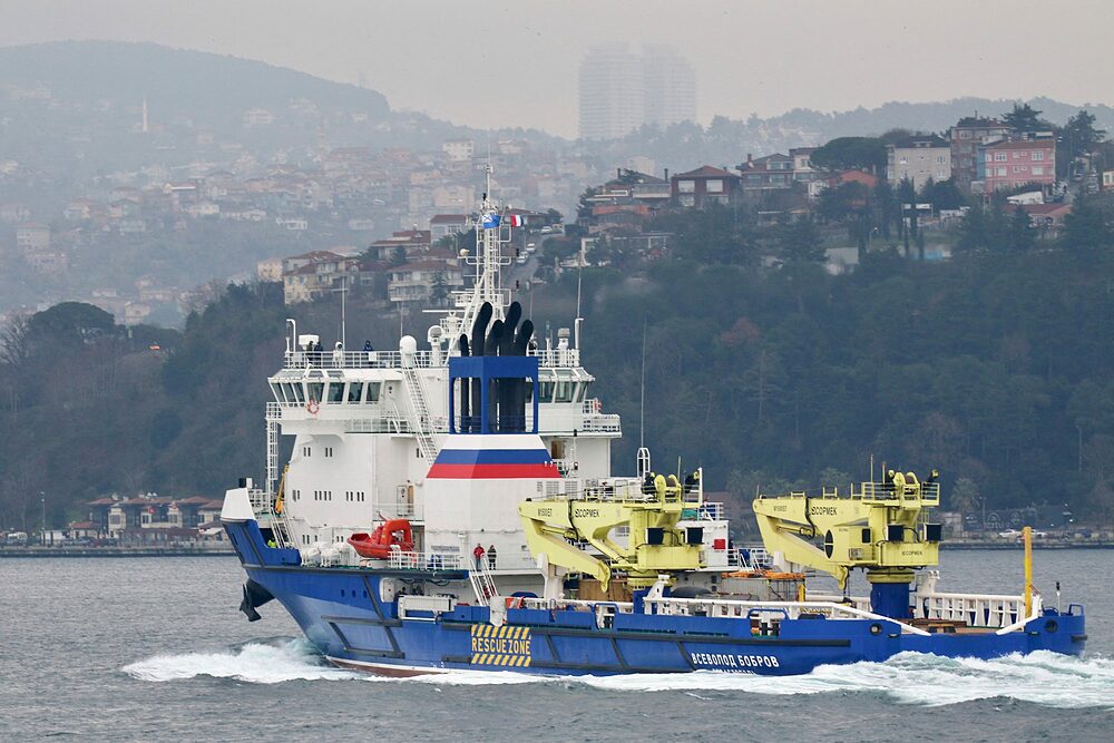 Tàu hậu cần Vsevolod Bobrov của Hạm đội Biển Đen Nga  tại eo biển Bosphorus ở Istanbul, Thổ Nhĩ Kỳ hồi tháng 1. Ảnh: Reuters.