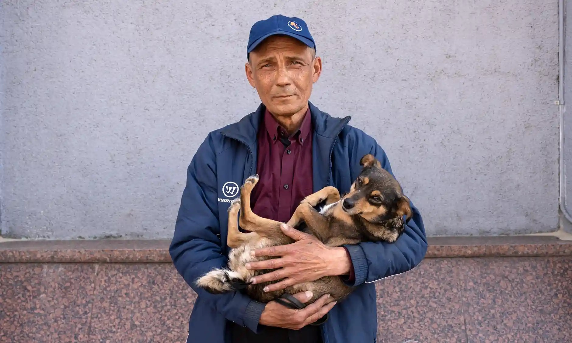 Ông Igor Pedin bế con chó Zhu-Zhu tại thủ đô Kiev, Ukraine tháng này. Ảnh: Guardian.