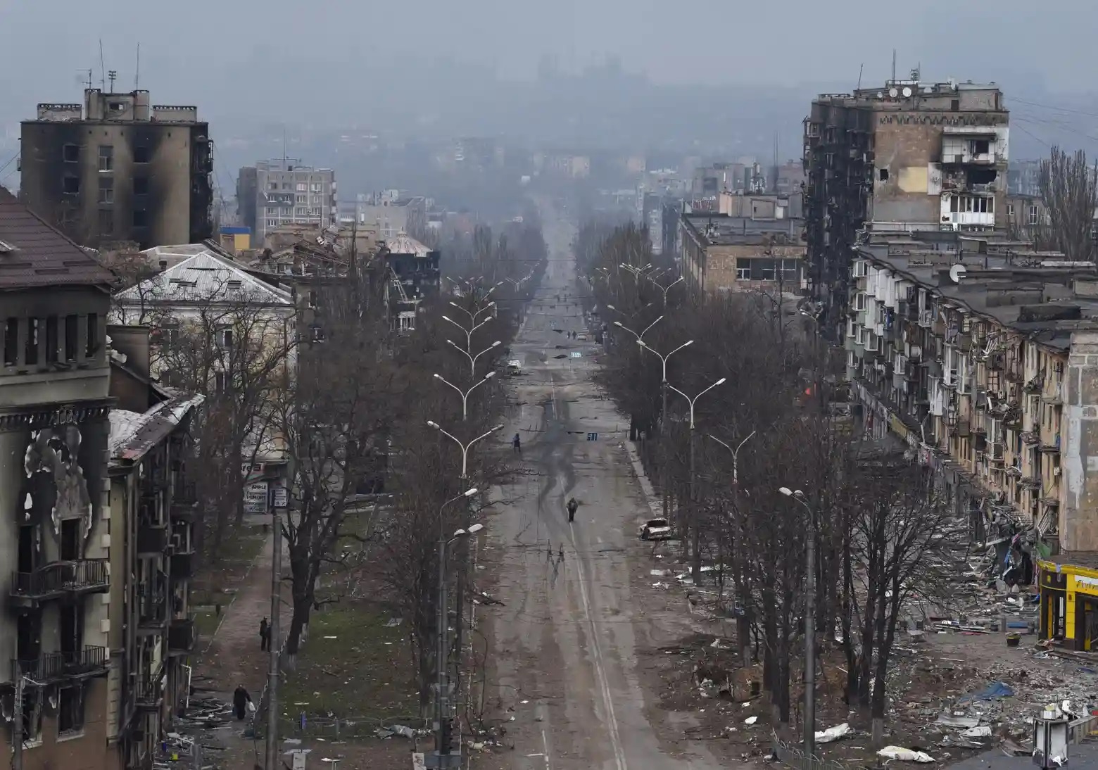 Khung cảnh tan hoang ở một khu phố tại Mariupol hôm 4/3. Ảnh: Reuters.