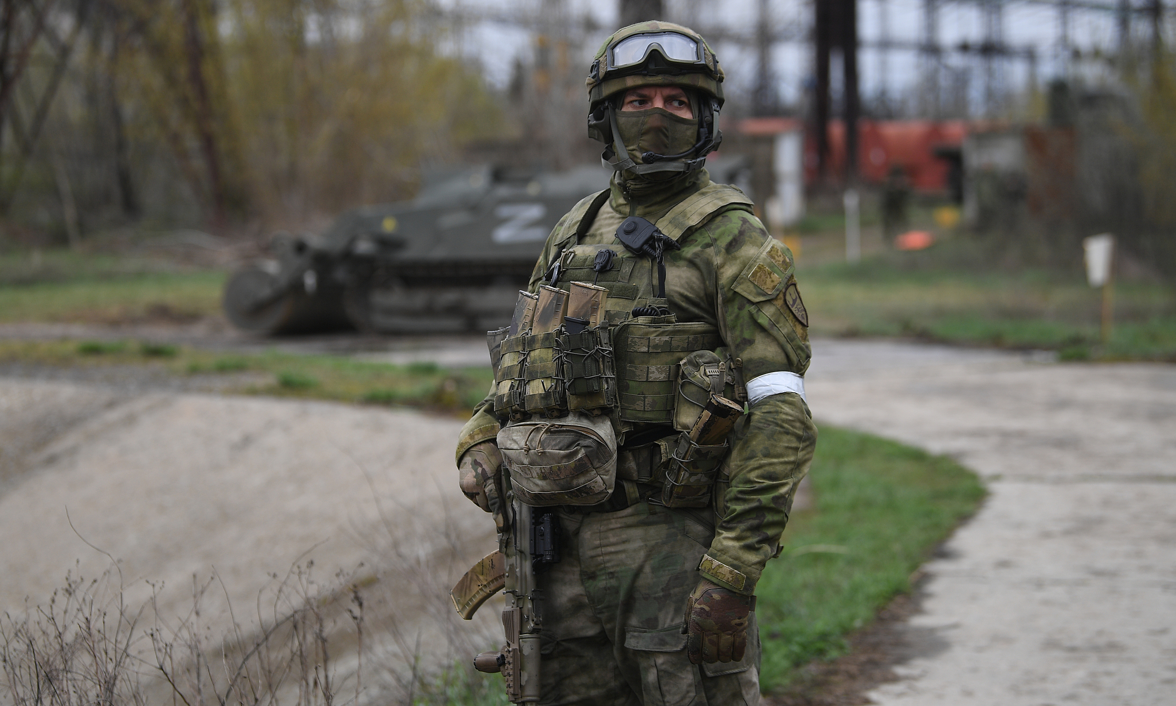 Một lính Nga tại thị trấn Shchastia, vùng Luhansk, miền đông Ukraine hôm 13/4. Ảnh: AFP.