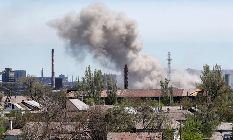 Khói bốc lên sau một vụ nổ ở nhà máy thép Azovstal ở Mariupol hôm 8/5. Ảnh: Reuters.