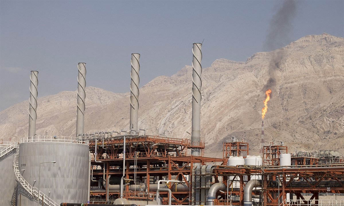 Cơ sở phục vụ khai thác tại mỏ khí South Pars, Iran tháng 11/2015. Ảnh: Reuters.