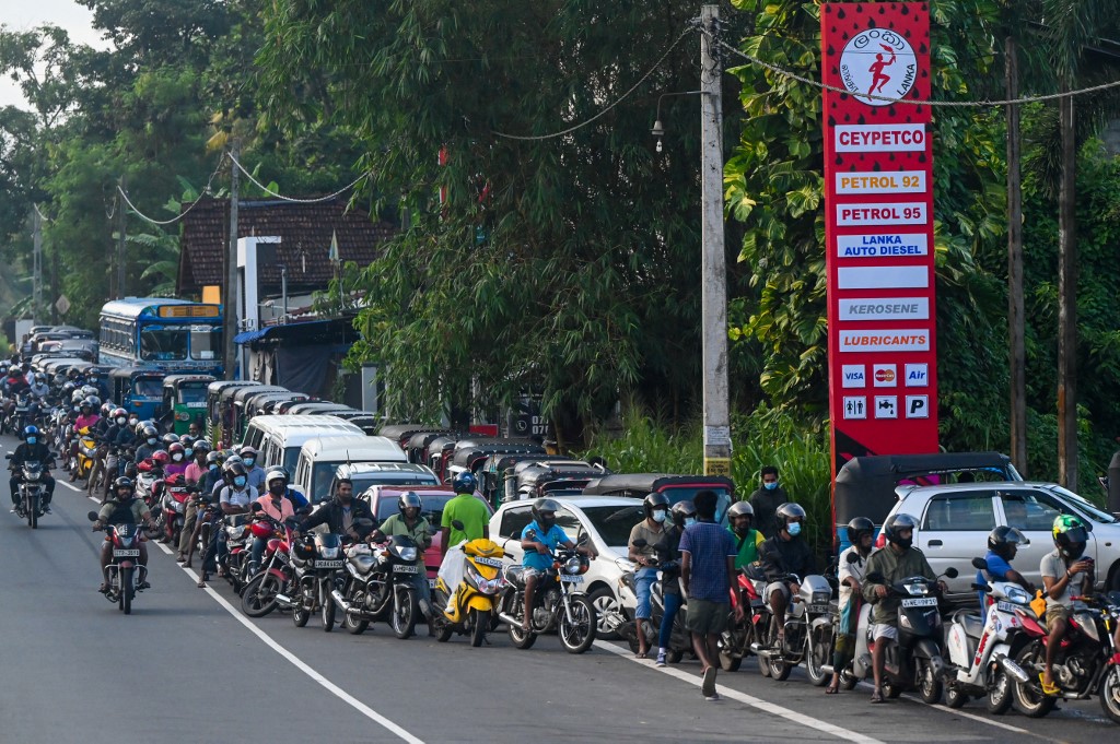 Ôtô, xe máy xếp hàng chờ mua xăng ở thủ đô Colombo hôm 15/5. Ảnh: AFP