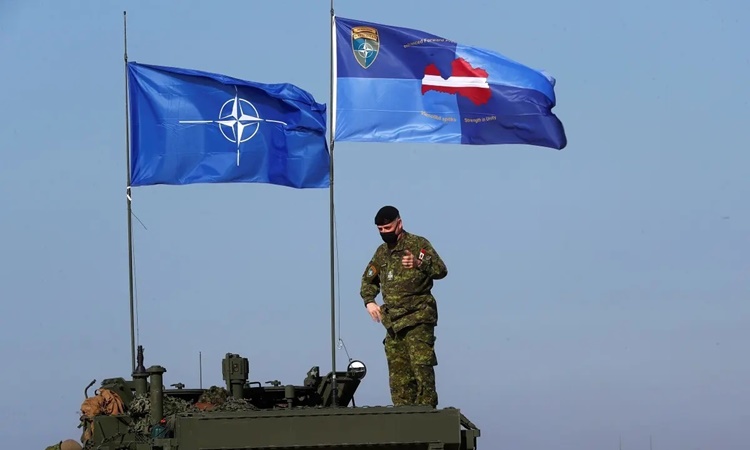 Binh sĩ NATO tham gia cuộc tập trận Mũi tên Pha lê ở Adazi, Latvia, hồi tháng 3/2021. Ảnh: Reuters.