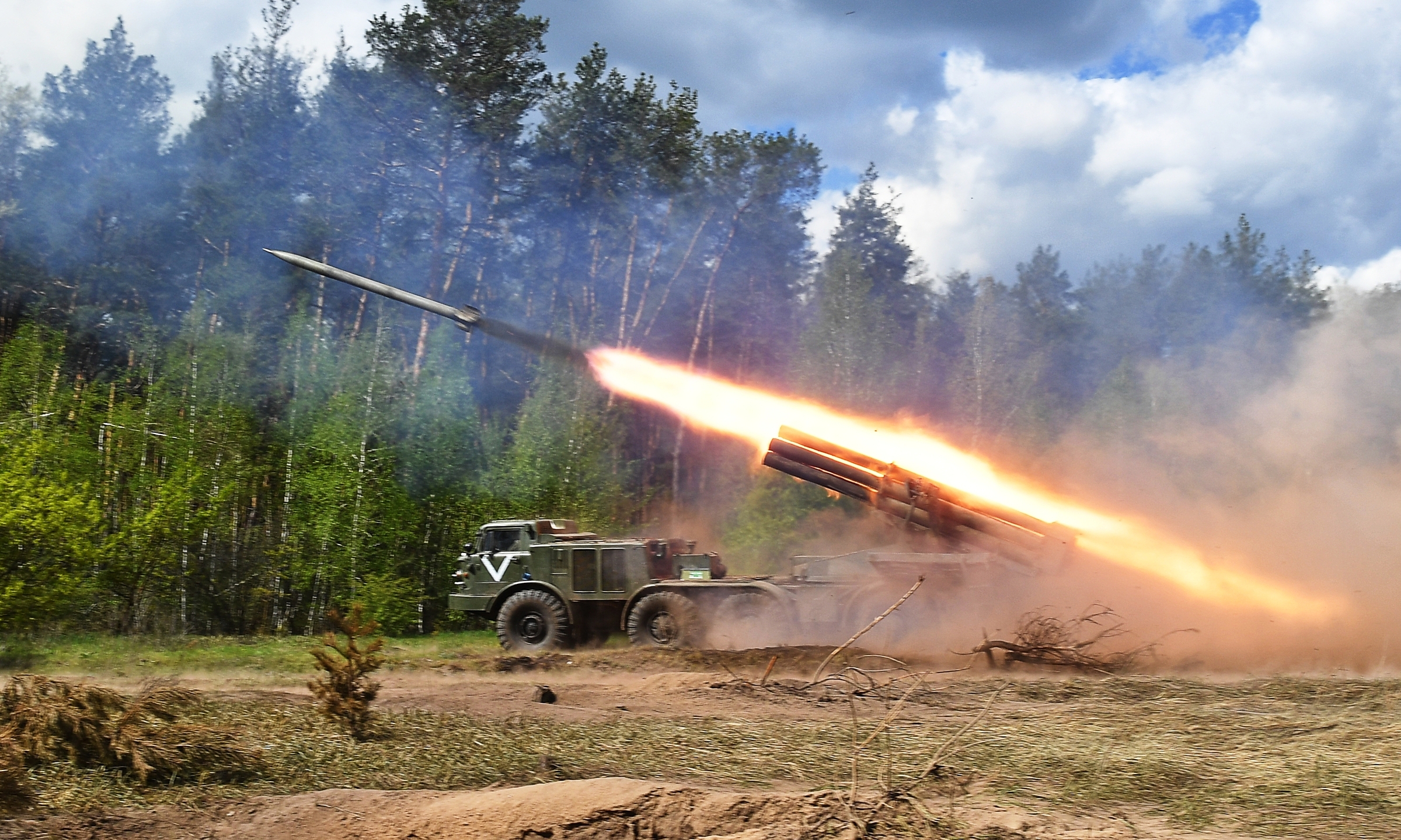 Pháo phản lực Nga tấn công mục tiêu ở tỉnh Kharkov, đông bắc Ukraine, trong ảnh công bố cuối tháng 4. Ảnh: AFP.