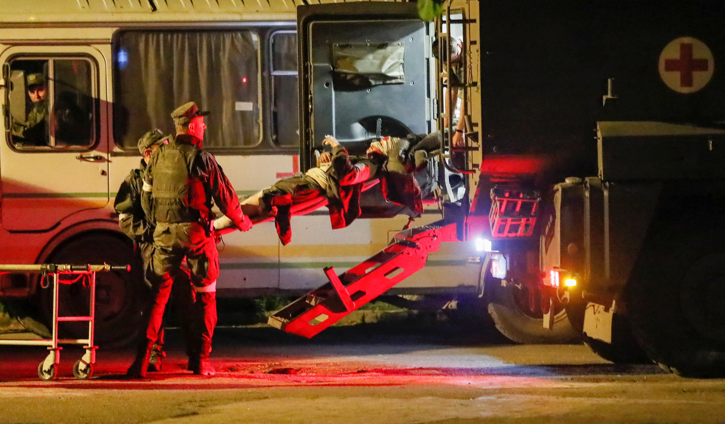 Binh sĩ Nga đưa thương binh Ukraine đến bệnh viện tại Novoazovsk đêm 16/5. Ảnh: Reuters.