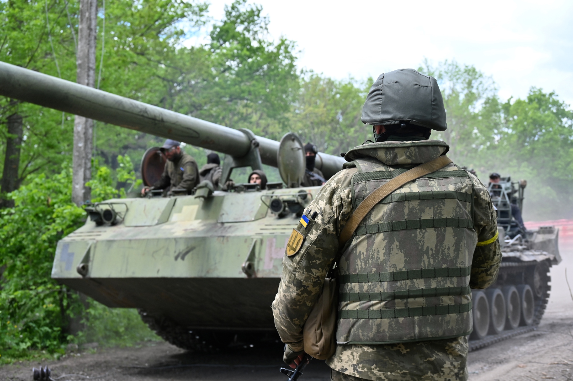 Binh sĩ Ukraine trên đường phố Kharkov hôm 17/5. Ảnh: AFP.