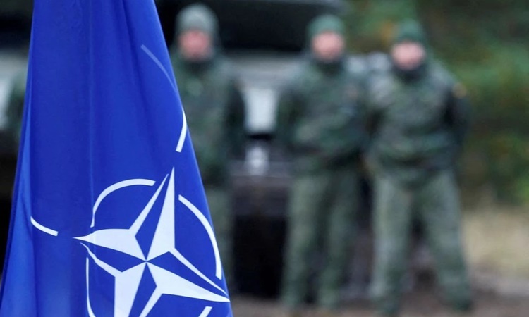 Cờ NATO tại cuộc tập trận quân sự Mũi tên bạc ở Adazi, Latvia, hồi năm 2019. Ảnh: Reuters.