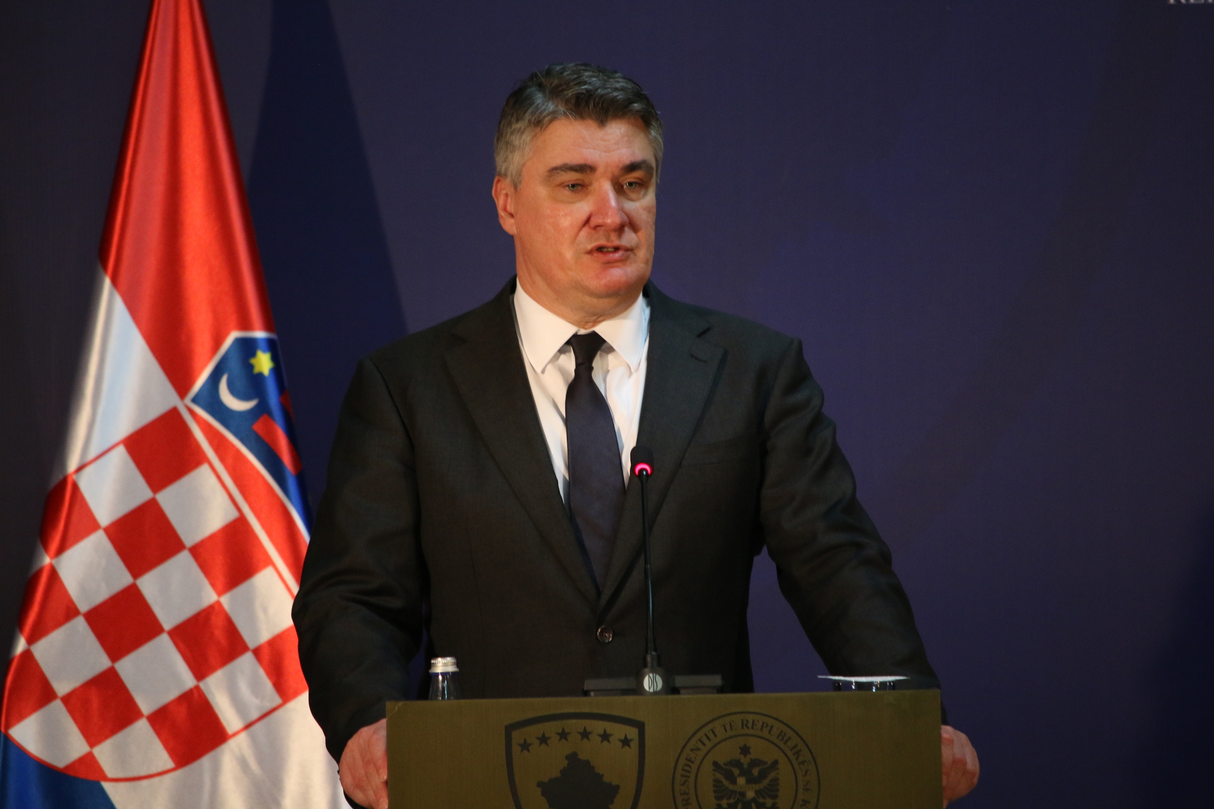 Tổng thống Croatia Zoran Milanovic tại cuộc họp báo ở thủ đô Pristina của Kosovo năm ngoái. Ảnh: AFP.