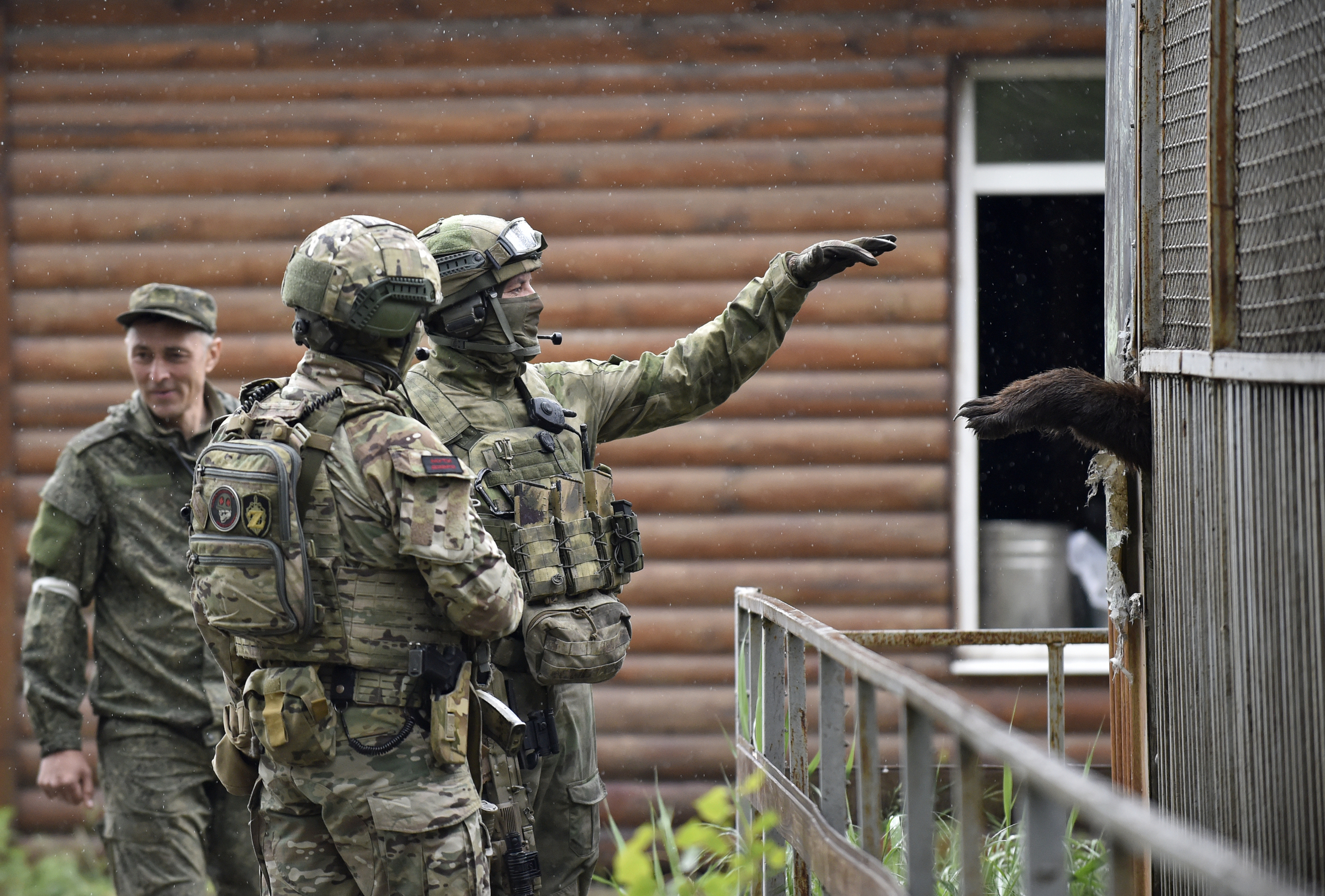 Binh sĩ Nga tương tác với gấu tại sở thú ở thành phố Mariupol, nam Ukraine, ngày 18/5. Ảnh: AFP.