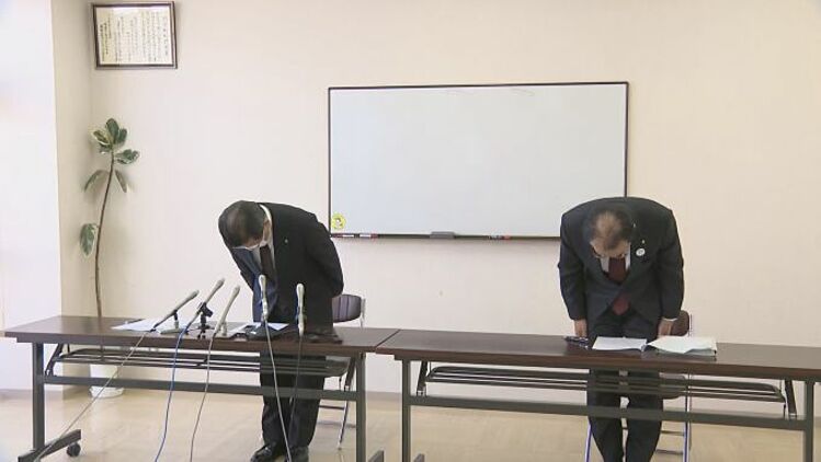 Thị trưởng Norihiko Hanada (trái) và Phó Thị trưởng Takao Nakano cúi đầu xin lỗi do không thu hồi được khoản trợ cấp chuyển nhầm, trong cuộc họp báo tại thị trấn Abu, Tỉnh Yamaguchi, ngày 22/4. Ảnh: Yahoo News.