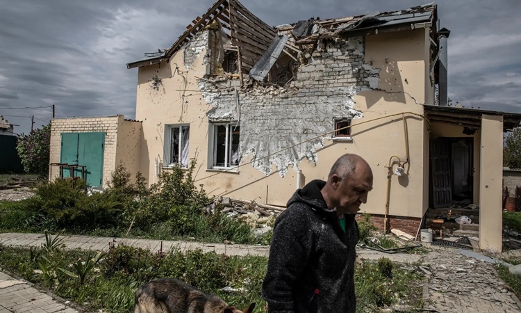 Ông Yuri Emets bên ngoài ngôi nhà bị hư hại của mình ở làng Vilkhivka. Ảnh: NY Times.