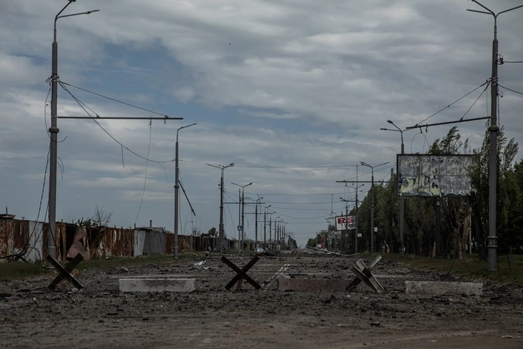 Các mảnh vỡ và rào chắn nằm ngổn ngang trên một con đường ở ngoại ô phía bắc Kharkov. Ảnh: NY Times.