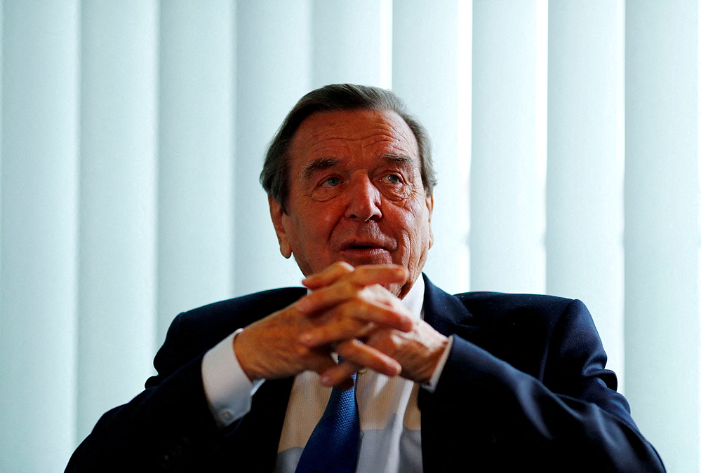 Cựu thủ tướng Đức Gerhard Schroeder trả lời phỏng vấn tại Berlin tháng 11/2018. Ảnh: Reuters.