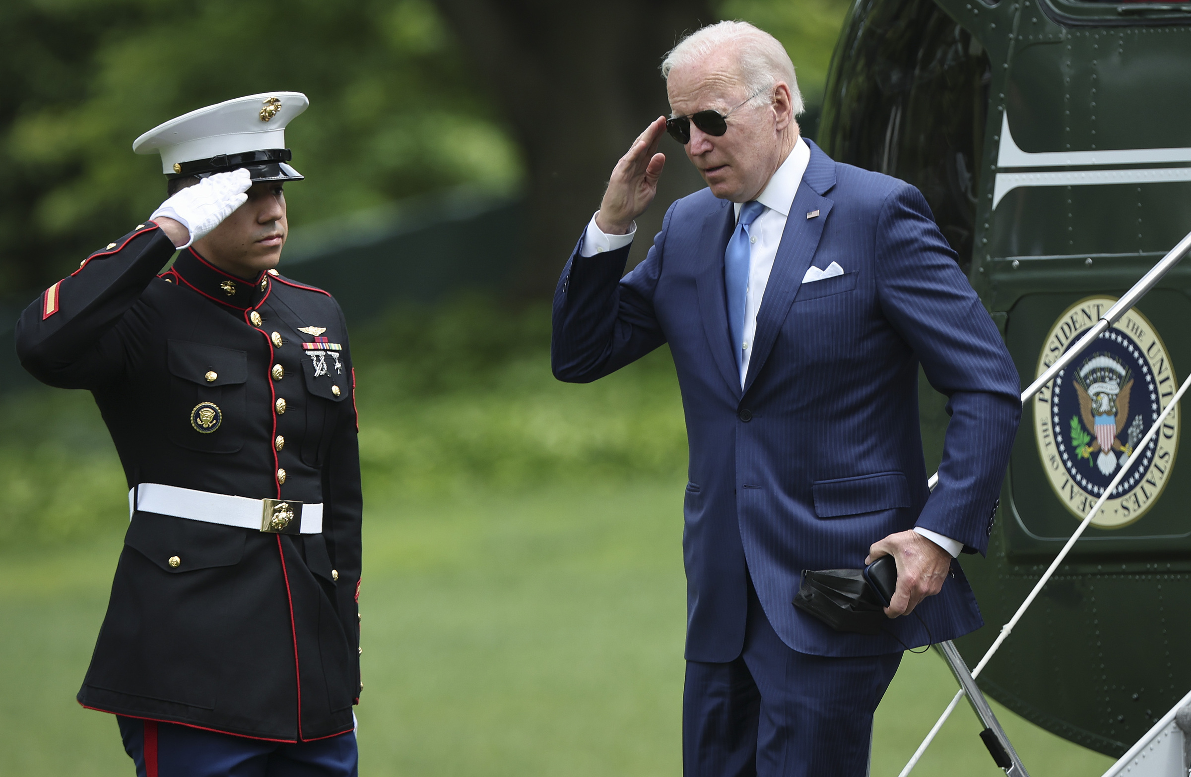 Tổng thống Biden (phải) bước xuống trực thăng tại Nhà Trắng ngày 18/5. Ảnh: AFP.