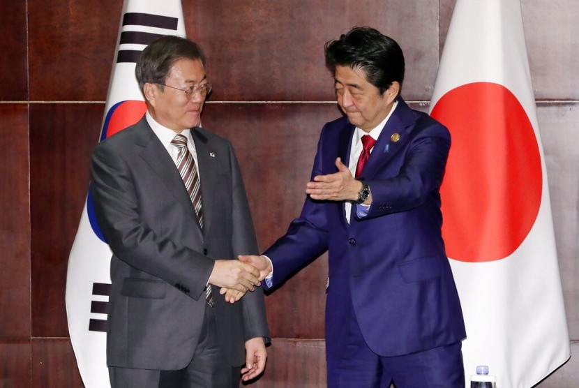 Cựu tổng thống Hàn Quốc Moon Jae-in (trái) bắt tay cựu thủ tướng Nhật Bản Shinzo Abe tại Thành Đô, Trung Quốc, ngày 24/12/2019. Ảnh: Reuters.
