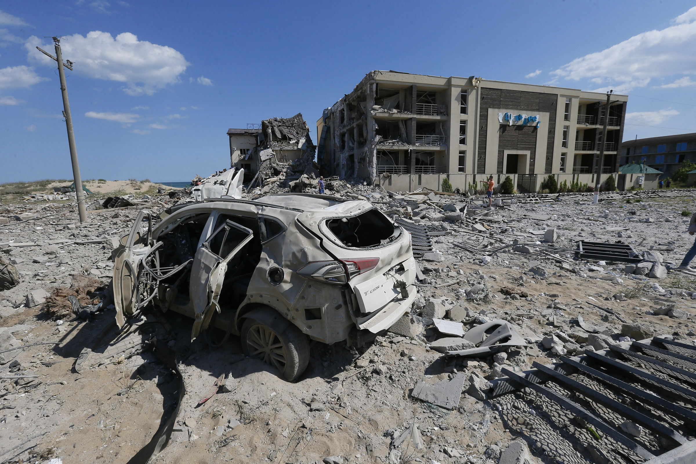 Các mục tiêu bị phá hủy sau cuộc tấn công tên lửa nhằm vào Zatoka, Odessa, Ukraine, hôm 16/5. Ảnh: AFP.