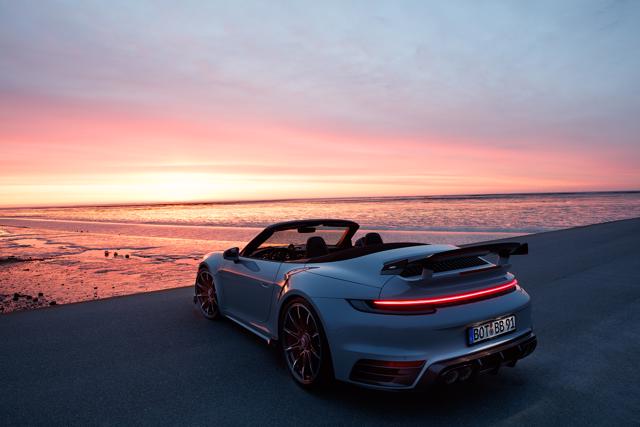 Porsche 911 Turbo S Cabriolet nhanh hơn và sang trọng hơn với gói độ Brabus - Ảnh 4.