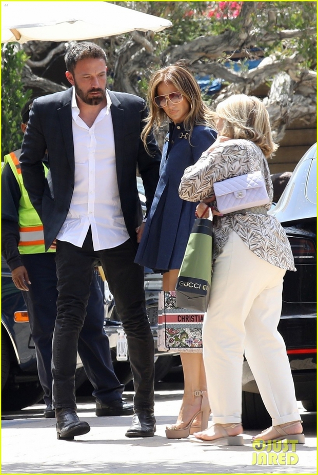 Jennifer Lopez gợi cảm đi ăn trưa cùng mẹ và bạn trai - Ảnh 1.