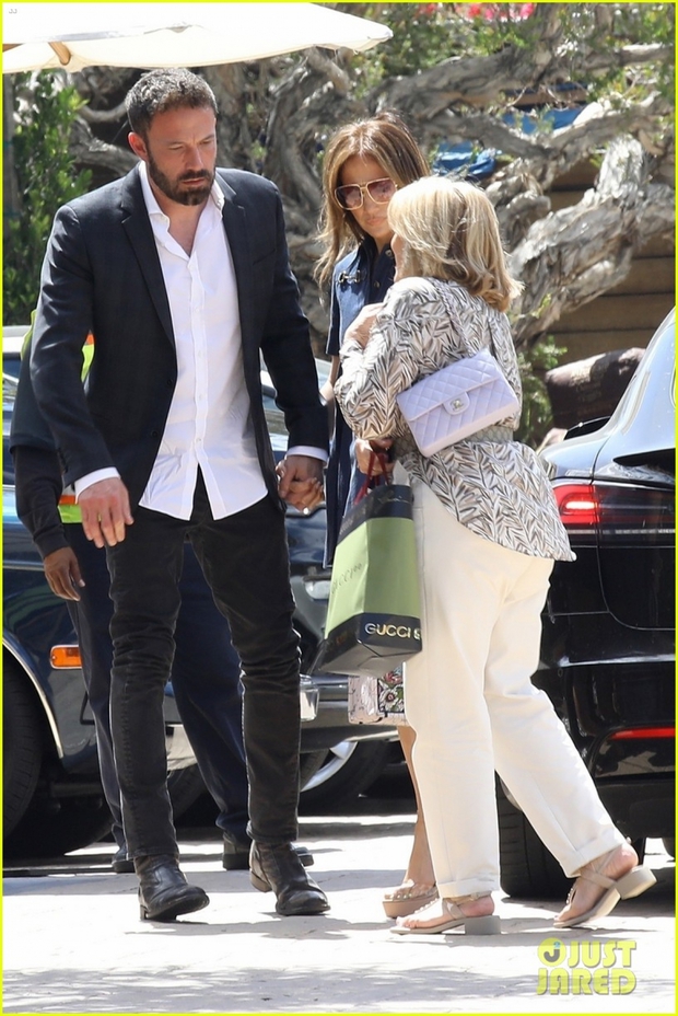 Jennifer Lopez gợi cảm đi ăn trưa cùng mẹ và bạn trai - Ảnh 7.