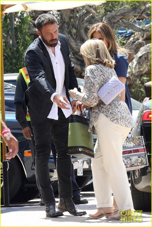 Jennifer Lopez gợi cảm đi ăn trưa cùng mẹ và bạn trai - Ảnh 8.
