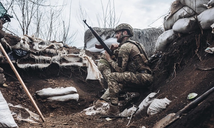 Một binh sĩ Ukraine ở chiến trường Donbass hồi tháng 4. Ảnh: Reuters.