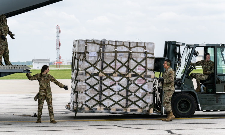 Các quân nhân dỡ lô hàng chở sữa bột trên chiếc C-17 của Không quân Mỹ tại sân bay ở Indianapolis, Indiana, hôm 22/5. Ảnh: AFP.