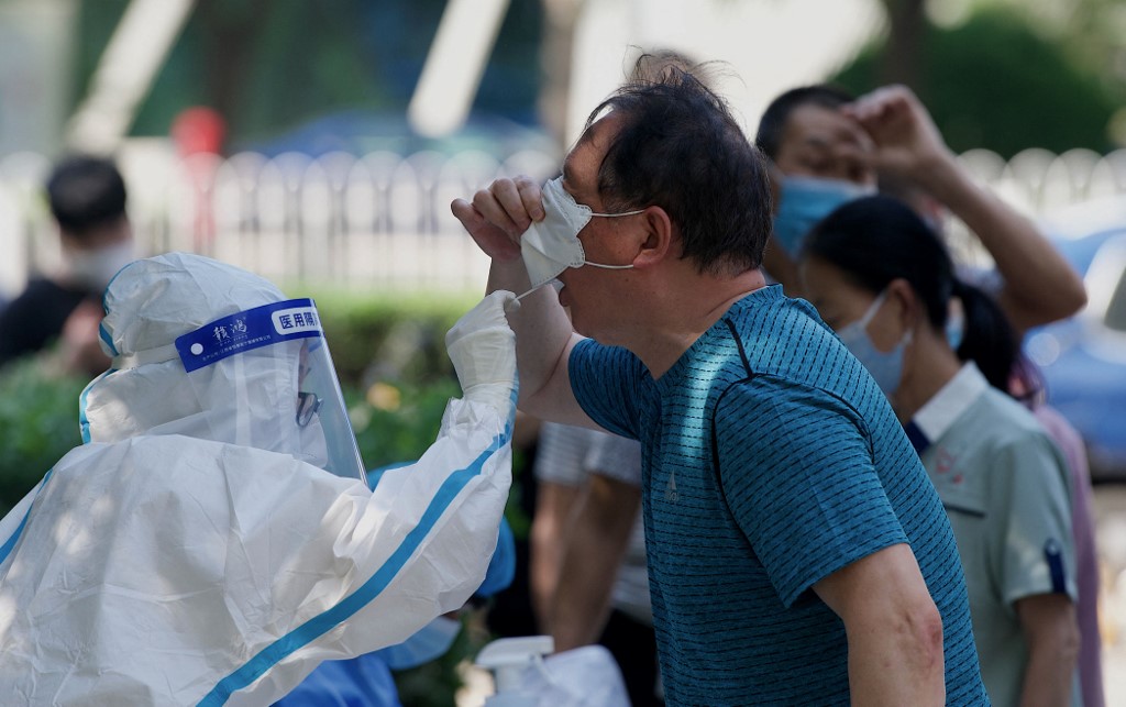 Nhân viên y tế lấy mẫu xét nghiệm cho người dân Bắc Kinh hôm 23/5. Ảnh: AFP