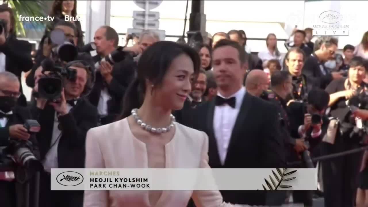 Thang Duy diện mốt xẻ ngực lên thảm đỏ Cannes