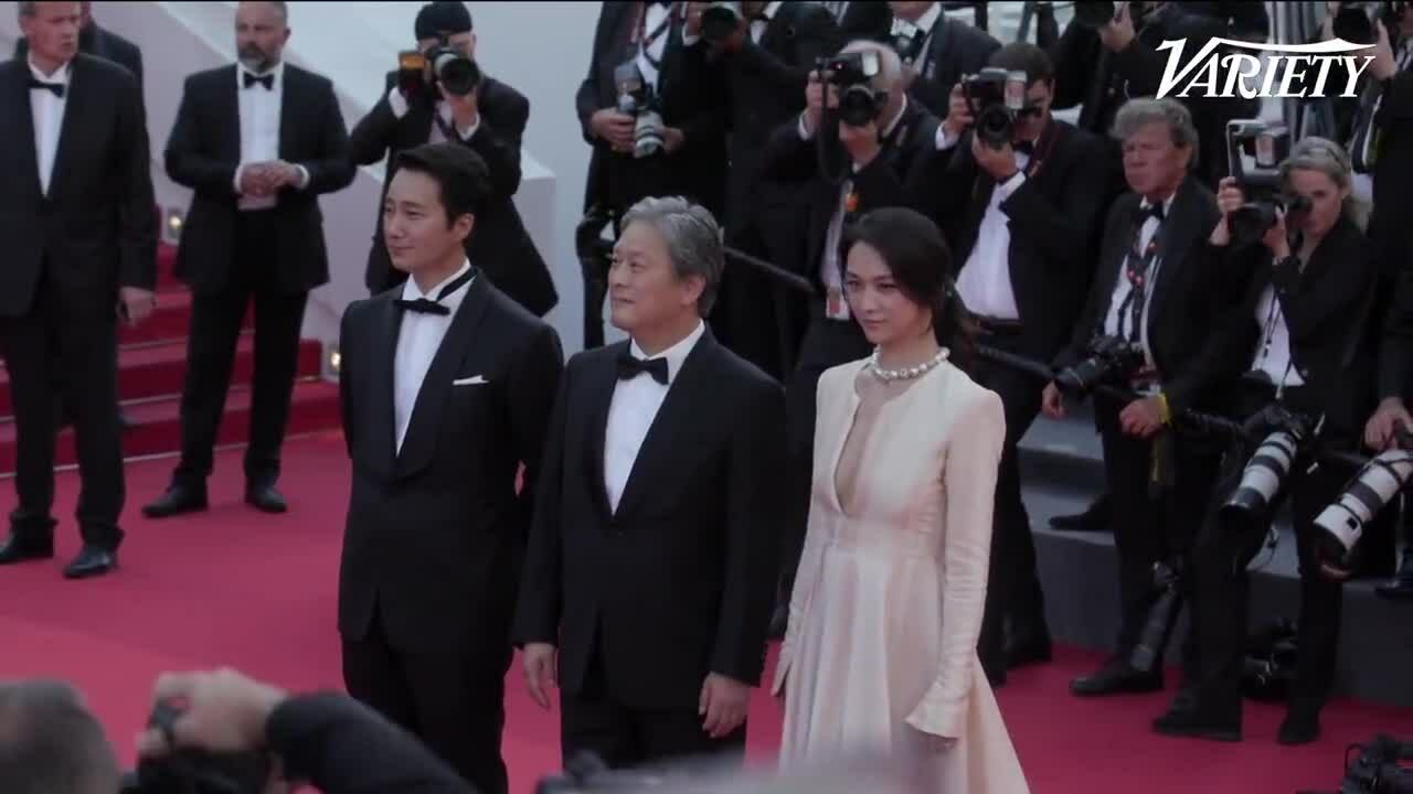 Thang Duy diện mốt xẻ ngực lên thảm đỏ Cannes