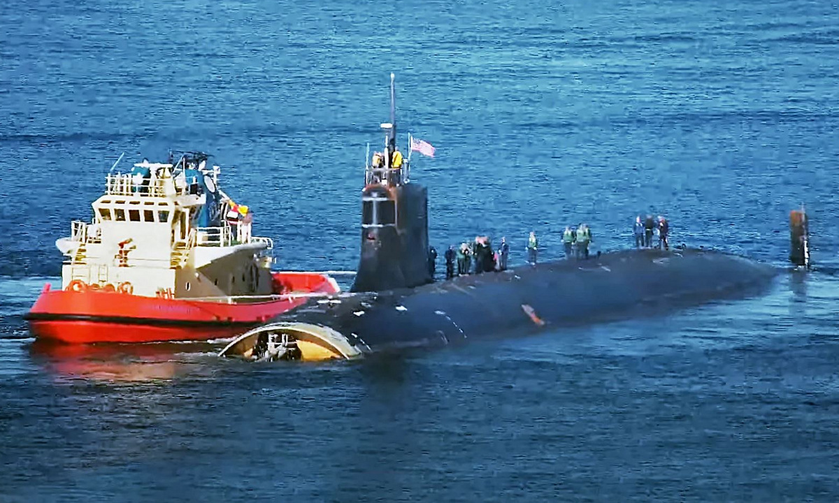 USS Connecticut với phần mũi vỡ nát khi rời cảng San Diego tháng 12/2021. Ảnh: San Diego Webcam.