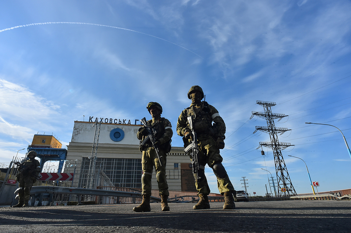Binh sĩ Nga tuần tra tại nhà máy thủy điện Kakhovka, tỉnh Kherson, miền nam Ukraine hôm 20/5. Ảnh: AFP.