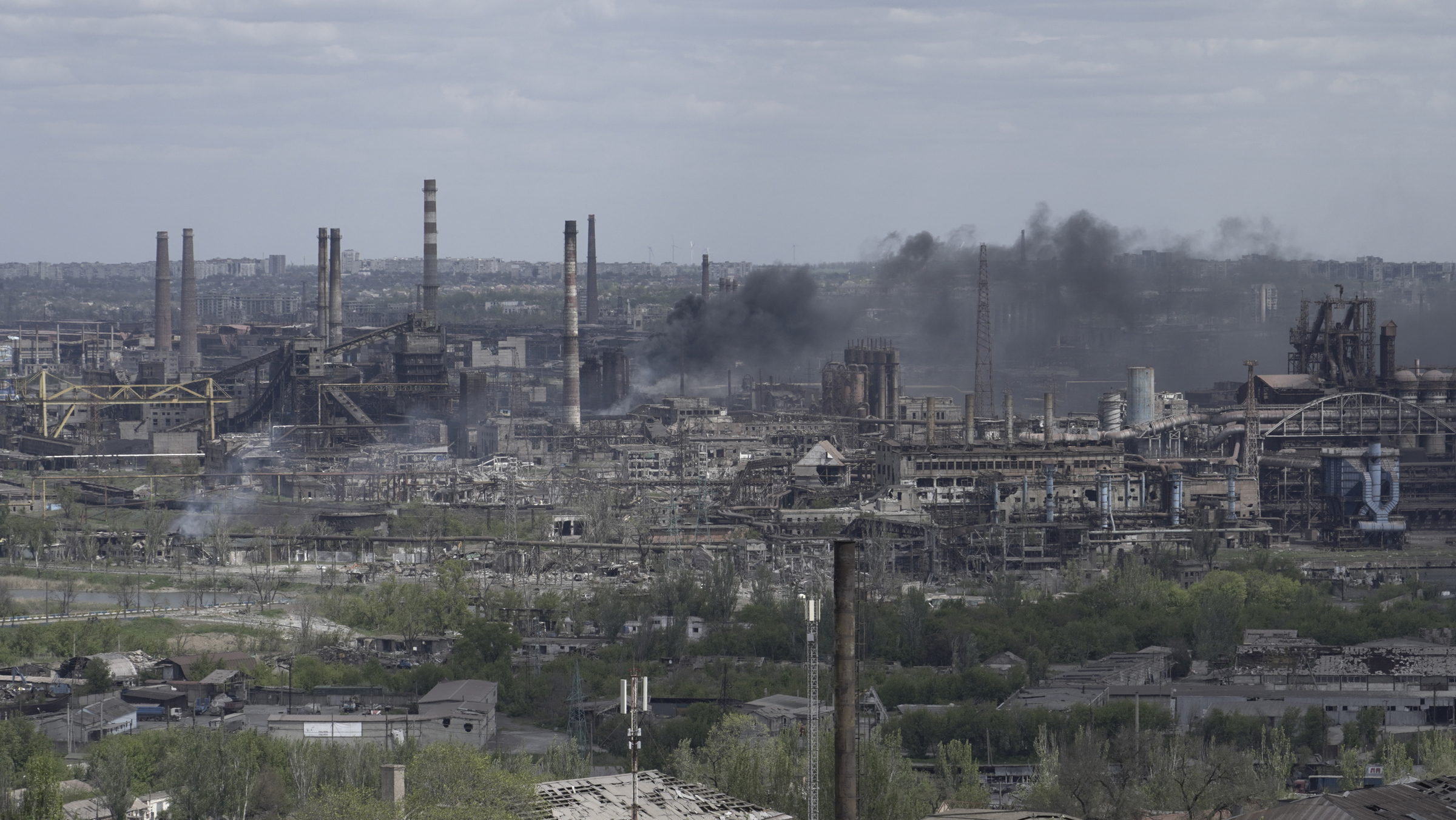 Khói bốc lên từ nhà máy Azovstal ở Mariupol, miền nam Ukraine, hôm 10/5. Ảnh: AFP.