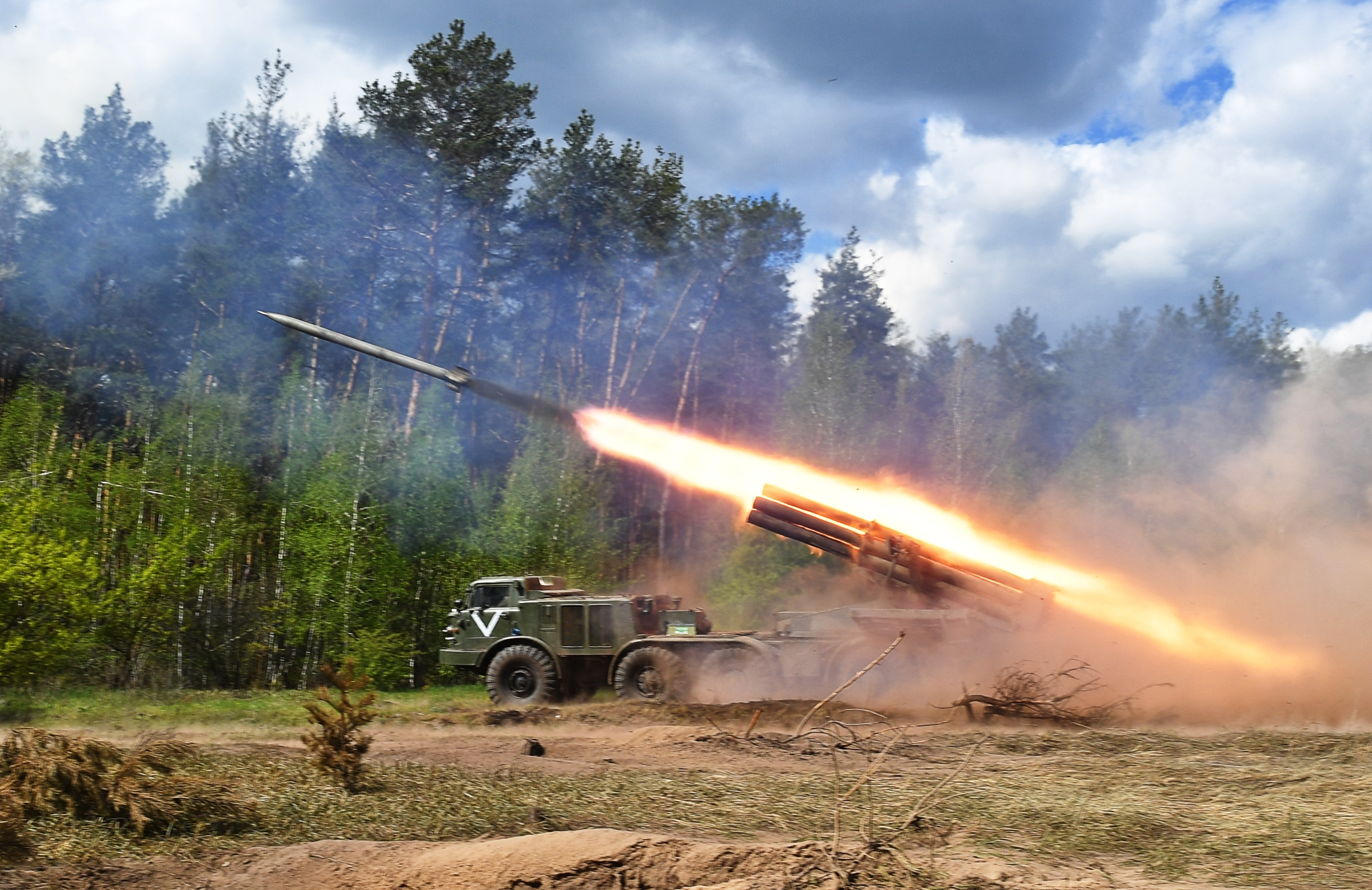 Pháo phản lực Nga tấn công mục tiêu ở tỉnh Kharkov, đông bắc Ukraine, cuối tháng 4. Ảnh: AFP.
