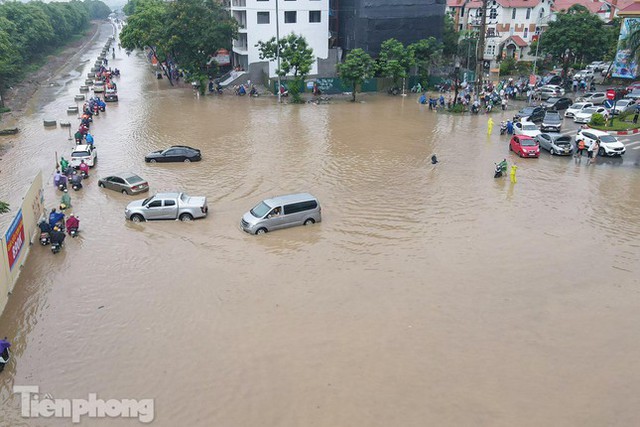 Những lưu ý khi lái ô tô vào mùa mưa lũ  - Ảnh 1.