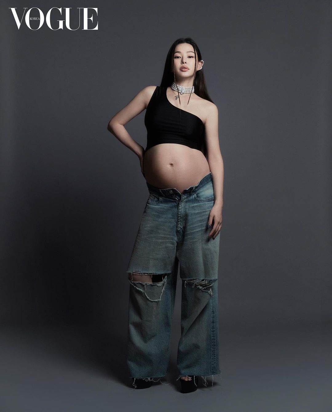 Honey Lee ở tuần 36 thai kỳ. Năm 2015, cô đứng đầu danh sách 11 mỹ nhân Hàn Quốc sexy nhất mọi thời, do tạp chí Playboy (Mỹ) bình chọn.